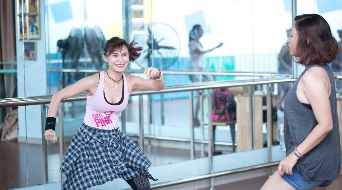 Jasmine possède plus de 10 ans d'expérience dans l'enseignement de la Danse Fitness, apportant professionnalisme et connaissance approfondie de l'art de la danse à ses étudiants.