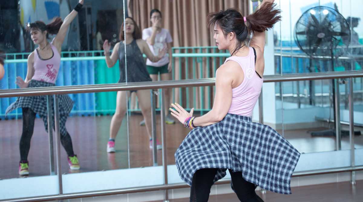 Avec un encadrement enthousiaste, Jasmine s'assure que chaque étudiant a l'opportunité de progresser et de se développer à chaque pas de danse.